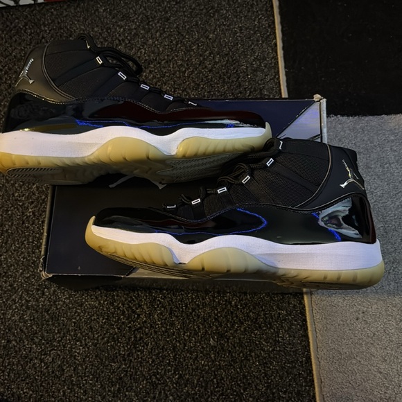 Air Jordan 11 - Picture 2 of 6